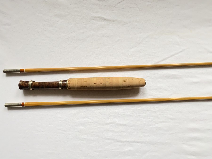 Gespliesste Fliegenrute von Balazs Klimo, diese Rute besteht aus einem Rollenhalter (wunderschönes Edelholz) mit Florkorkgriff 24cm lang und 2 Spitzen, jeweils 1,80m lang, Klasse 1/2, mit Seide gewickelt, sehr schöne Rute, etwas ganz besonderes, Futteral und Alurohr