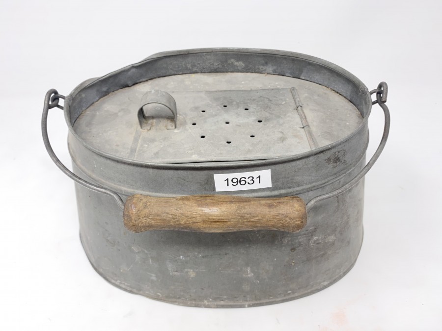 Köderfischkessel, Weißblech, ca. 1930, oval unten 280x180mm oval oben 200x150mm, Tragebügel