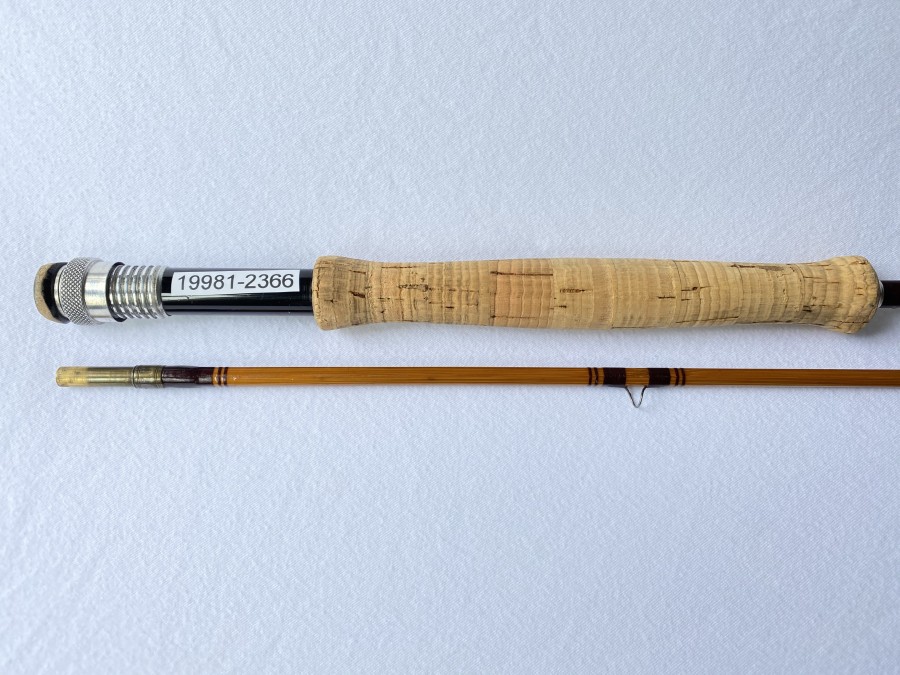 Gespliesste Fliegenrute, Hand made by W.B. Type "Uranitsch - Super. 2tlg., 2,62m - 170 gr, 8/63, leider Spitze gekürzt, Gesamtlänge 2,40m, ohne Futteral, guter Zustand, Gebrauchsspuren, eine sehr seltene Rute von Walter Brunner, leider die Spitze nicht mehr Original