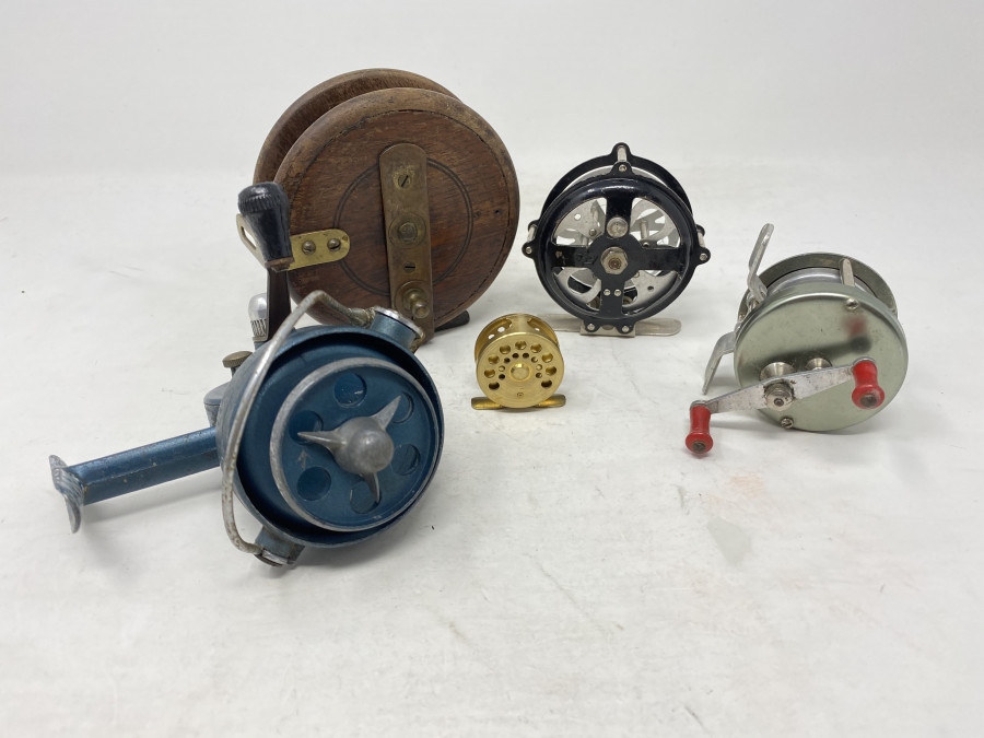 Konvolut von 5 Angelrollen: Holzrolle, Stationärrolle P 6, Multirolle, Made in France, kleine Fliegenrolle, schwarz/grau, kleine Fliegenrolle, 30mm Durchmesser