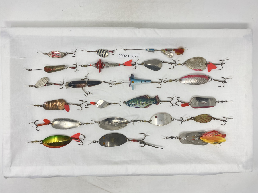 22 verschiedene alte DAM Köder, ca. aus der Zeit 1950 bis 1970, Köder zum Fischen oder Sammeln, guter Zustand