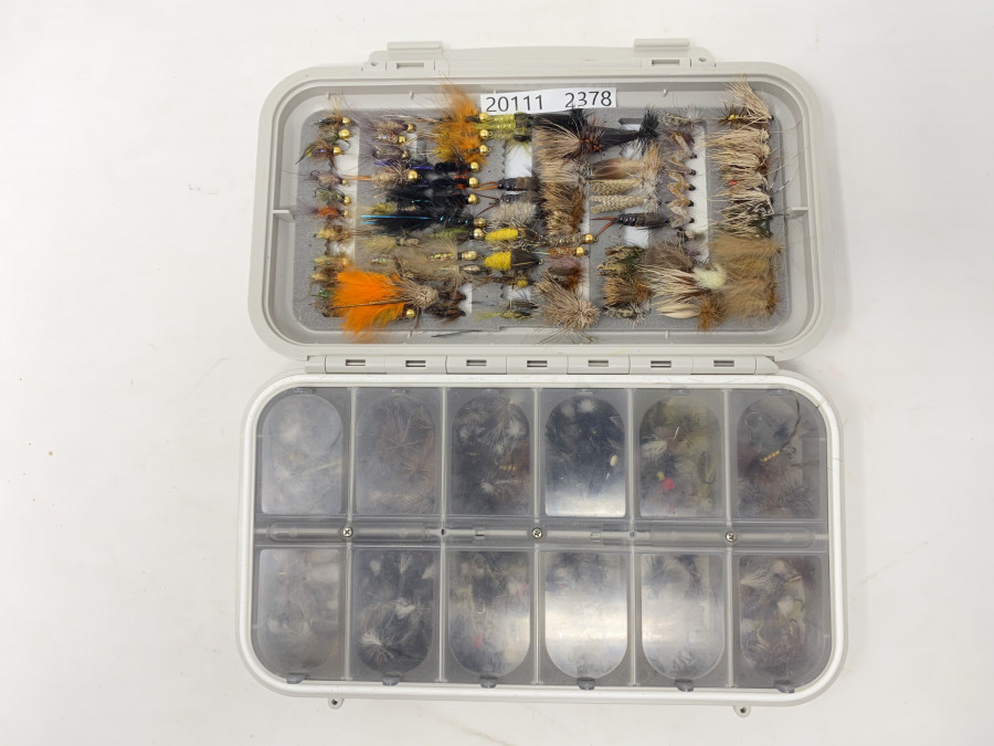 CF Fliegenbox, 12 Fächer mit ca. 200 Trockenfliegen für Forellen und Äschen, im Deckel geschlitzter Schaum mit 85 Goldkopfnymphen, Sedgen, Rehhaarfliegen und Streamer
