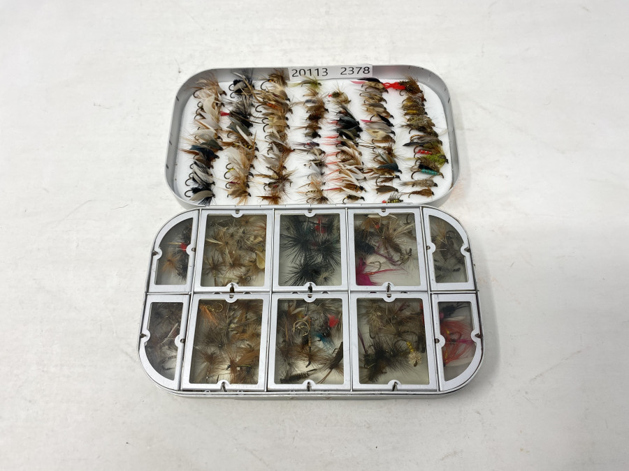 Alufliegenbox von Cormoran, 10 Springdeckelfächer mit 100 Trockenfliegen für Forelle und Äsche, im Deckel Schaumstoff mit 100 Nymphen und Nassfliegen