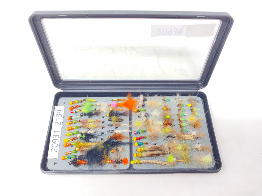 Kunststoff Fliegenbox , geschlitzter Schaum, mit 82 Trockenfliegen, Nymphen und Streamer für Äsche und Forelle
