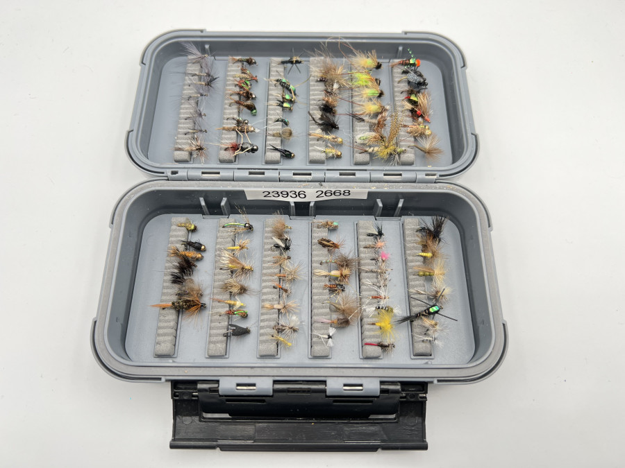 Kunststoff Fliegenbox, geschlitze Schaumeinlage, mit 120 Nymphen, Minijig´s und  Sedges
