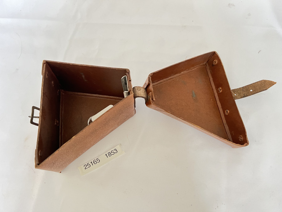 Seltene Triangular Rexine Box für Illingworth No. 2,  Spinning Reel, Original Riemen, guter Zustand