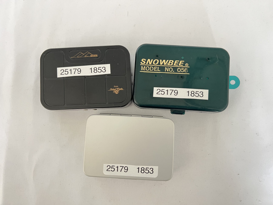 3 Fliegenboxen: Aluminium Trockenfliegenbox, neu, Snowbee Modell No. 056, schwarzer Kunststoff, Richard Wheatley Alvern, neu