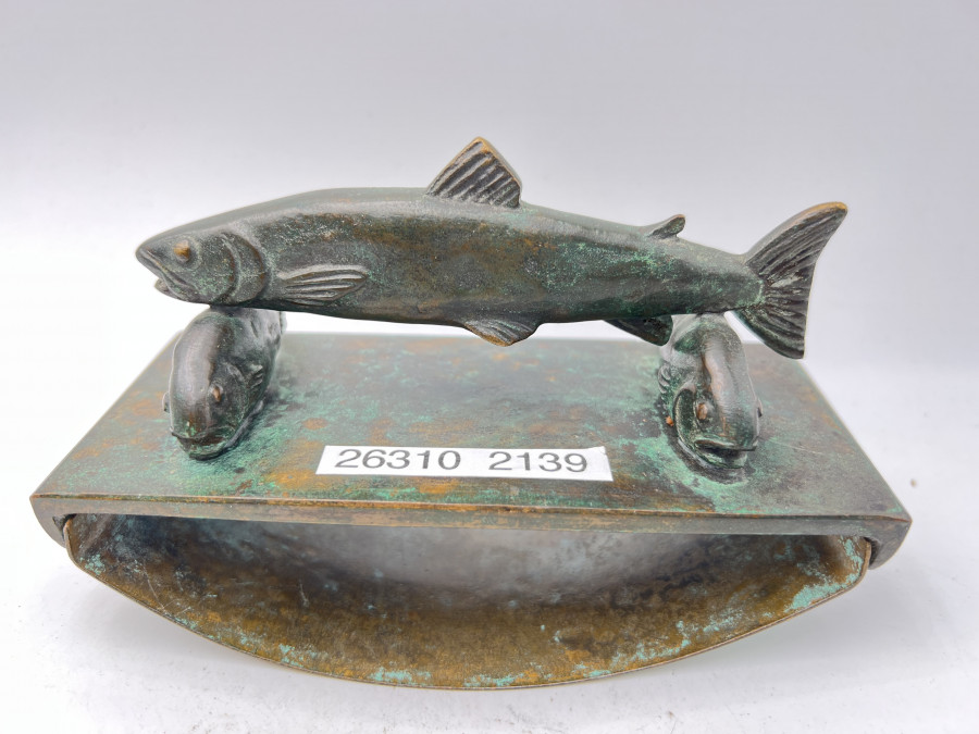 Tintenlöscher, Bronze mit sehr schöner Patina, Lachs 135mm auf 2 Fischen, seltene Wiener Bronze