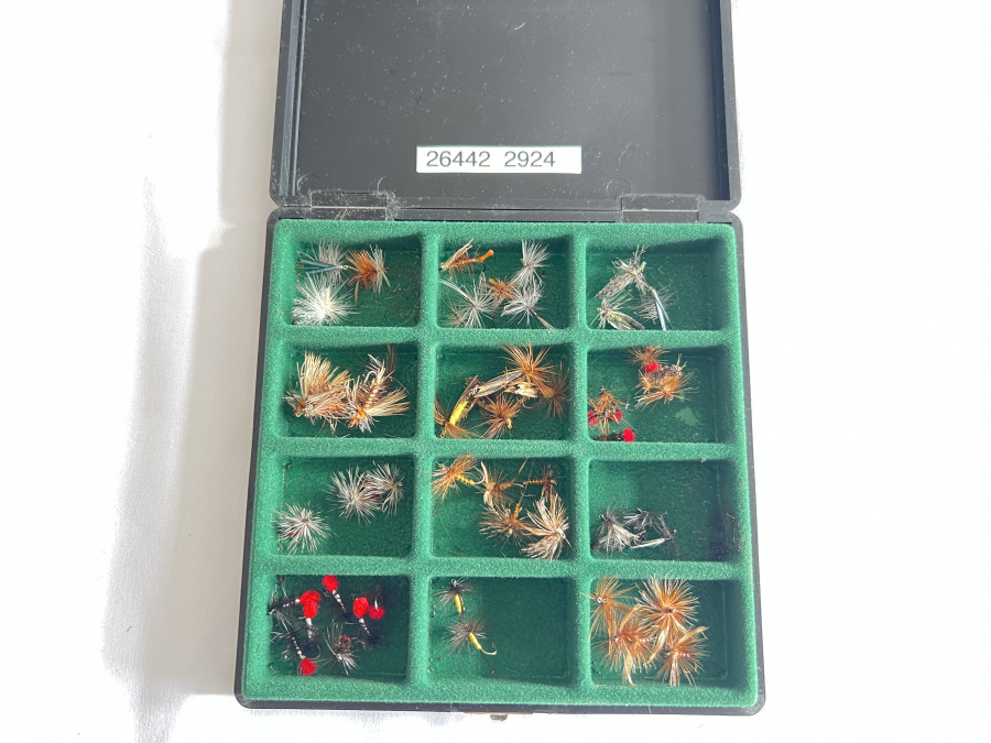 Kunststoff Fliegenbox, Made by Fr. Roitner, Grösse 145x145x25mm, mit 50 Trockenfliegen für Äsche und Forelle