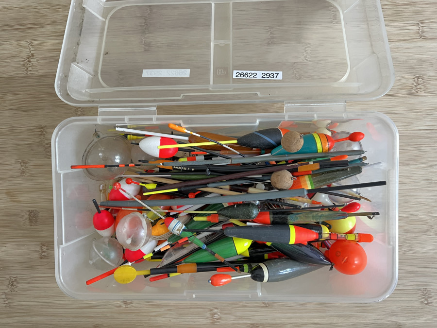 Kunststoffbox mit grosser Menge Schwimmer