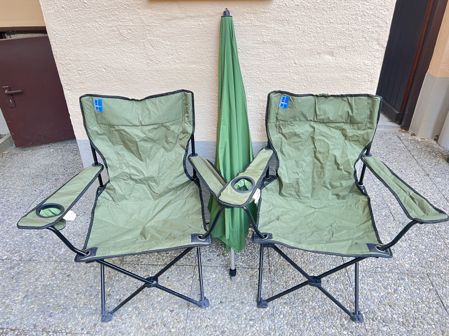 2 Anglerstühle, dazu ein Sonnenschirm, Gebrauchsspuren