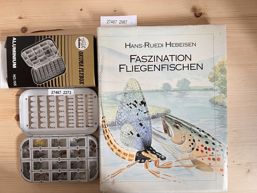 Fliegendose, Okuma Flybox, Aluminium No. 155, 150x90x28mm, 16 Springdeckelfächer, 65 Halteclips, mit Namens- und Fliegen-Gravur, 45 Trockenfliegen für Äsche und Forelle, dazu das Buch Faszination Fliegenfischen, Hans-Ruedi Hebeisen, signiert vom Meister HRH