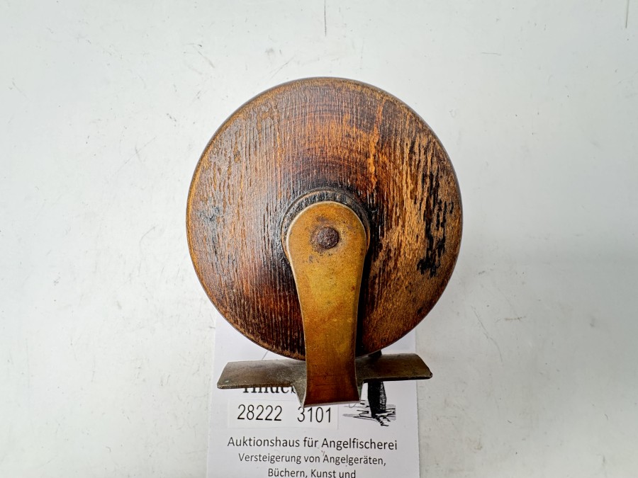 Sehr einfache Holzrolle, aus dem 18. Jahrhundert, Kurbelknauf aus Mahagoni, Rollenfuß Messingblech, Rollendurchmesser 6,0cm