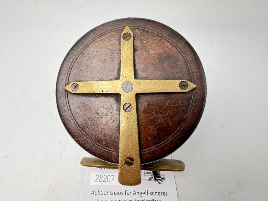 Grund- und Hechtrolle aus Holz, einfache Ausführung, Rückenkreuz und Fuß aus Messing, Rollendurchmesser 8,5cm, Rollenbreite 4,0cm, Gebrauchsspuren
