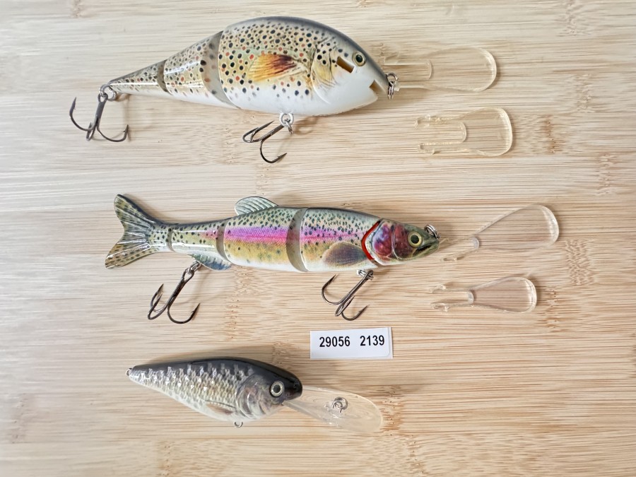 Wobbler, Hucho Fishing, Bachforelle, 3tlg., 15cm, 60g, Regenbogenforelle, 3tlg., 15cm, 35g, beide Modelle mit auswechselbarer Schaufel, Barsch. 1tlg, 8cm, 15g, neu und ungefischt