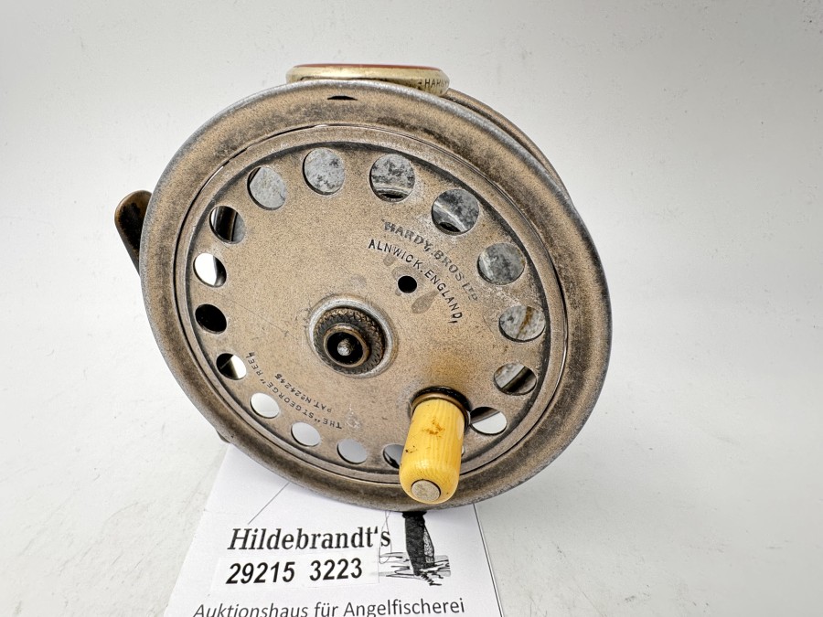 Fliegenrolle, Hardy Bros Ltd Alnwick, England, The "St. George" Reel, Pat. No. 24245, Innengravur: G2T 62678, Ivory Handle, Rechtshand, Achat Schnurführungsring , Gewicht 186g, Rollendurchmesser 95mm, Rollenbreite 32mm, Messingrollenfuß, 75mm, technisch gut, Gebrauchsspuren, Der Achatring ist ohne Riss!