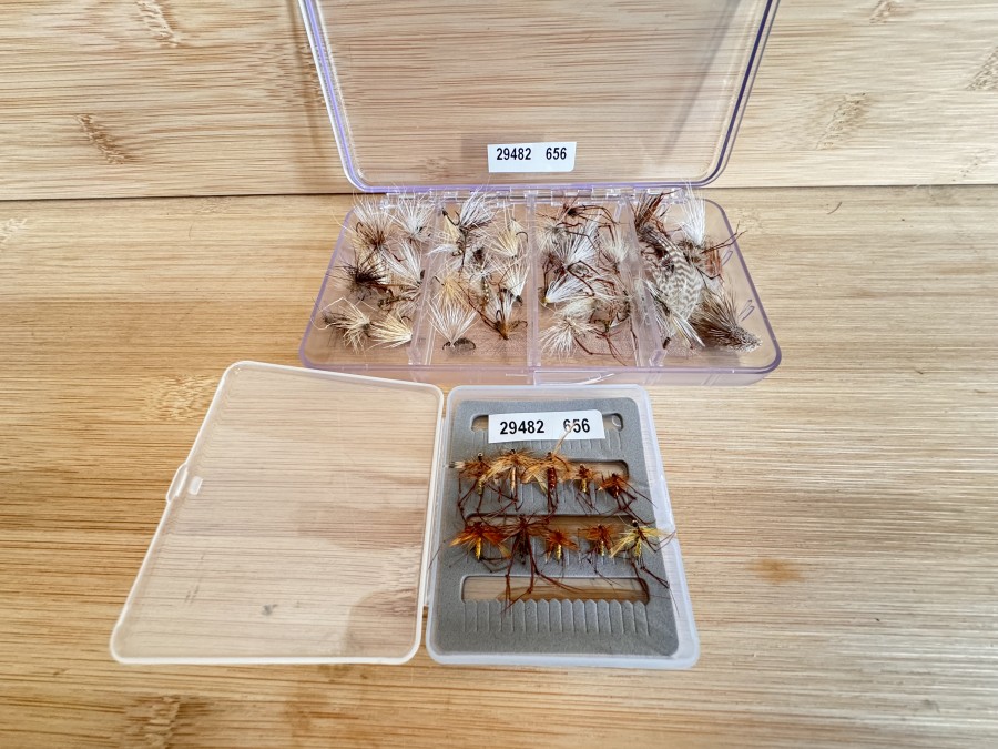 Trockenfliegensortiment, 50 Stück in Kunststoff Fliegenbox, verschiedene Grössen, und 10 Daddy Longlegs in Minibox, ungefischt
