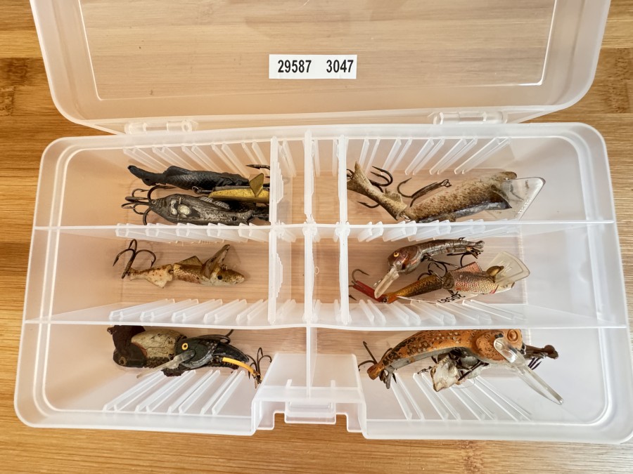 11 Kunstköder, Bleifischchen, interessante Wobbler, in Kunststoffbox, gefischt