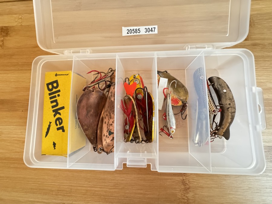 13 Kunstköder, Vario 6933, 12g, VEB Schreibgeräte, Blinker, verschiedene Löffel, Fischchen, Bananenform, in Kunststoffbox, gefischt