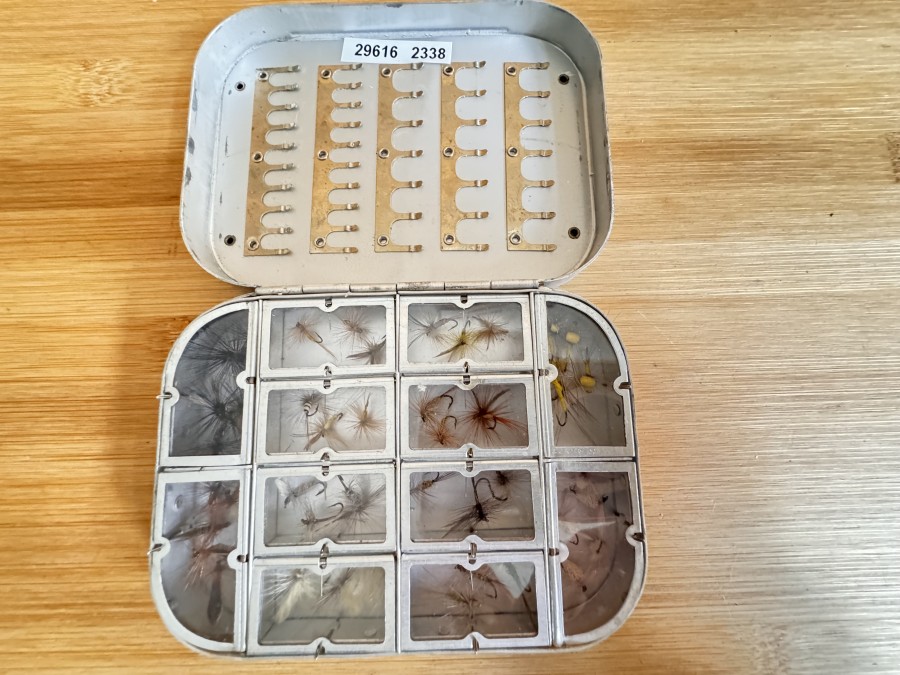 Fliegenbox, Wheatley, 125x90x25mm, mit 12 Springdeckelfächern und 41 Halteclips, gefüllt mit 44 ungefischten Trockenfliegen, sehr gute Qualität für Äschen und Forellen, Box leichte Gebrauchsspuren