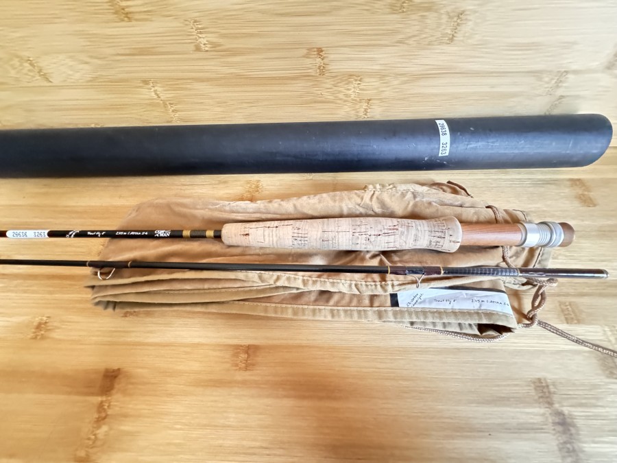 Fliegenrute, Corman, C3 - carbon - superlight, Trout Fly, 2tlg., 8"/2,45m, AFTMA 5-6, Gewicht 75 Gramm, Futteral Transportrohr, leichte Gebrauchsspuren, Transportlänge 1270mm