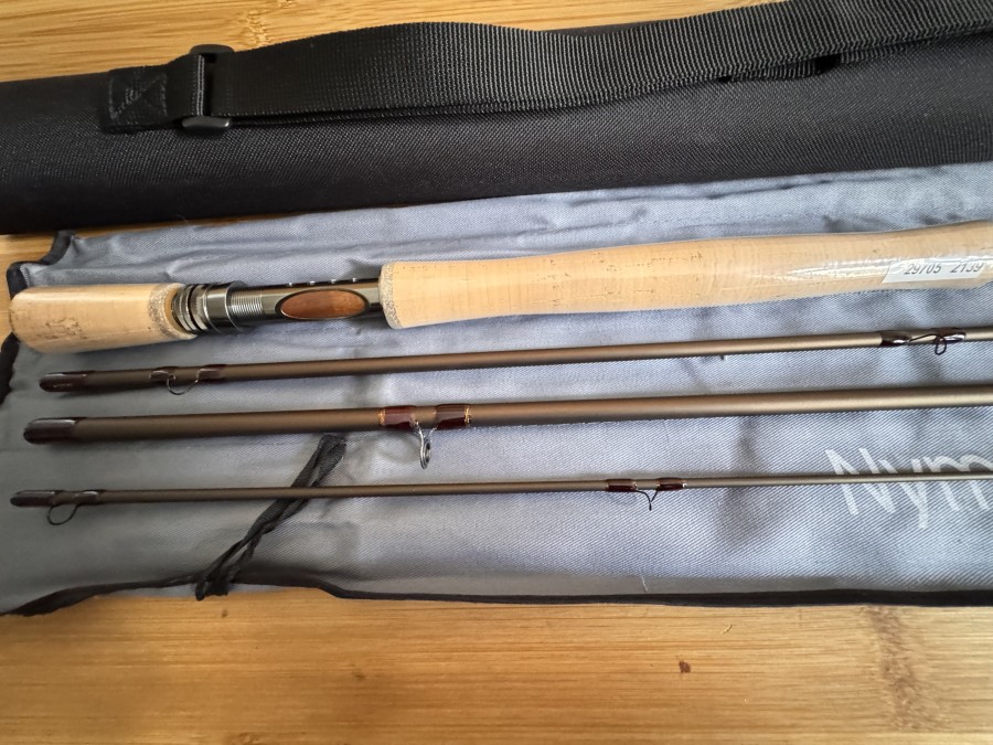 Fliegenrute, 4tlg., 11", #2, 225 Grain, High Modul Blank, Medflex Aktion, Aluminium Rollenhalter mit Fighting Butt, Pacific Bay, Titan beschichtete Schlangenringe, mattbraunes Finish. Futteral, Codura Transportrohr, ungefischt