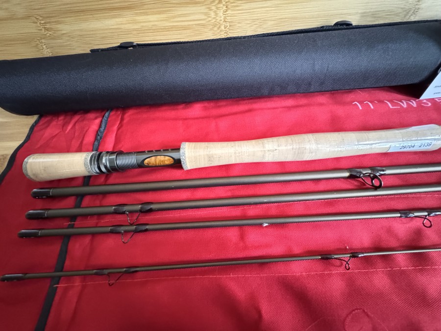 Fliegenrute, 5tlg., 11", #3, 225 Grain, High Modul Blank, Medflex Aktion, Aluminium Rollenhalter mit Fighting Butt, Pacific Bay, Titan beschichtete Schlangenringe, mattbraunes Finish. Futteral, Codura Transportrohr, ungefischt