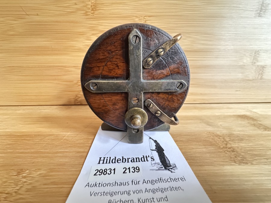 Holzrolle, Rückenkreuz und Rollenfuß aus Messing, ausschaltbare Knarre, 80mm Rollendurchmesser, 45mm Rollenbreite, Gewicht 215g, Gebrauchsspuren