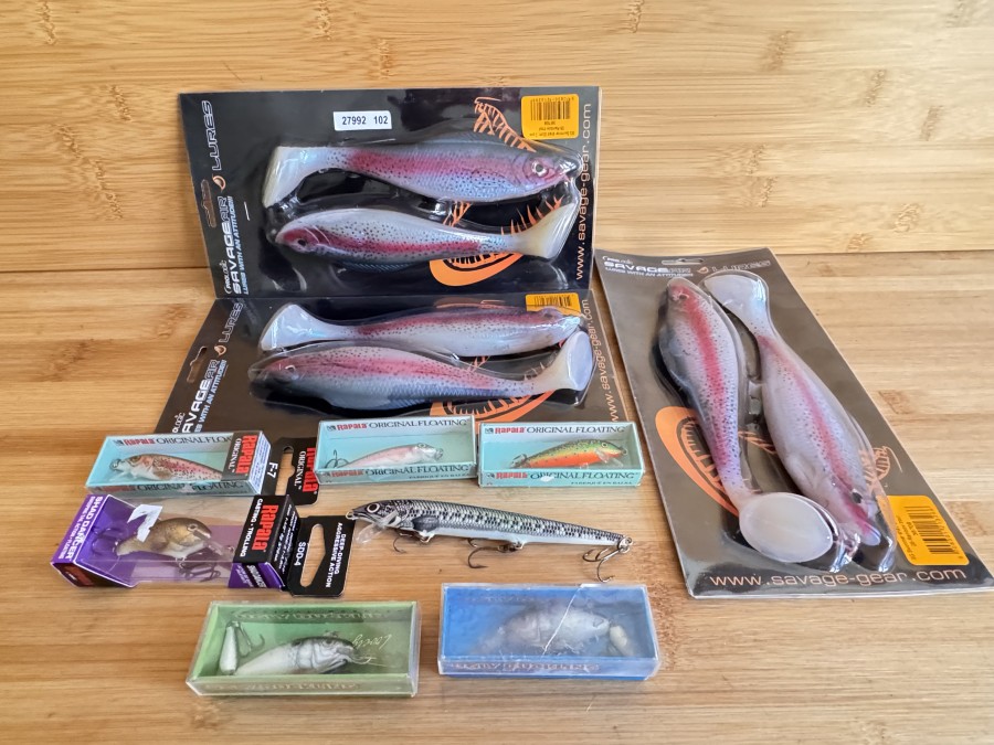 13 Kunstköder, Gummifische, Prologic Savagear Lures, 6 Stück SG Swimmer shad 20cm, Rainbow trout, 1 Wobbler 130mm, 2 Ugly Duckling, 100mm, 1 Rapala Shad Dance SDD-4, 3 Rapala Original Floating, neu und ungefischt