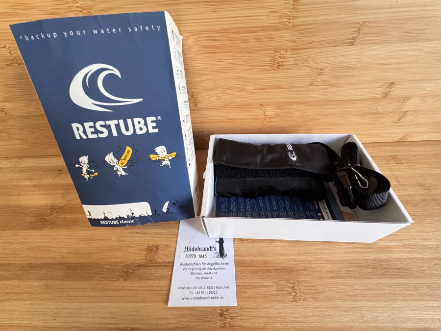 Restube, classic Backup your Water Safety, Das Restube ist eine kleine Lebensretter-Boje, welche in einem Täschchen verstaut (14 x 7 x 5 cm), durch eine CO2-Patrone im Notfall ausgelöst werden kann, um sich und/oder andere Menschen im Wasser retten zu können.