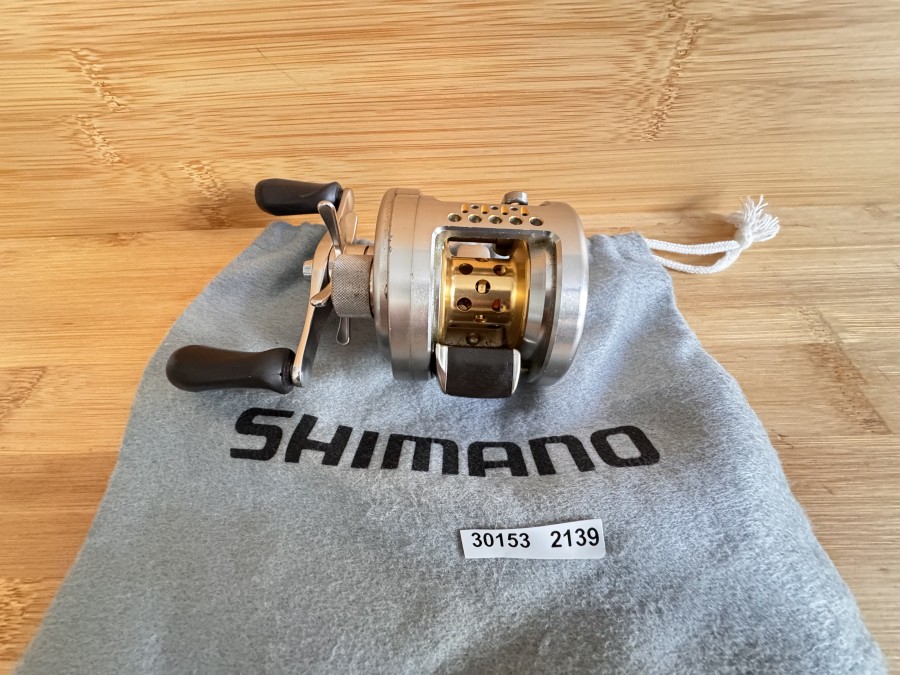 Multirolle & Baitcaster, Shimano, Calcutta TE,  Made in Japan, Linkshand, minimale Gebrauchsspuren am Gehäuse