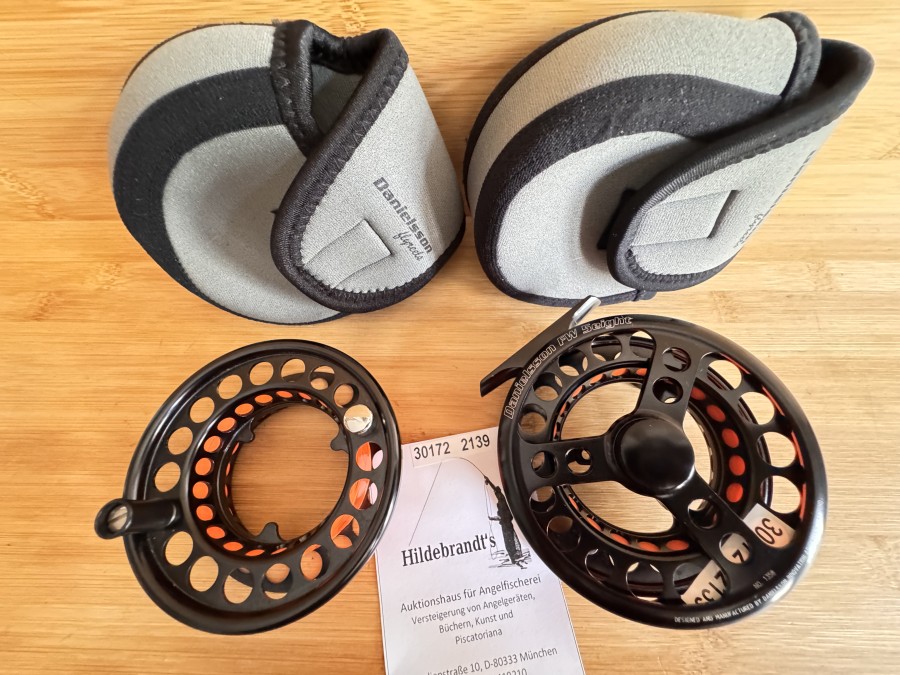 Fliegenrolle, Danielsson, FW 5eight, Links- oder Rechtshand umstellbar, Designed and Manufactured by Danielsson Innovation AB Sweden, Pat.Bend,
Reservespuie, Neoprene Rollentaschen, minimale Gebrauchsspuren