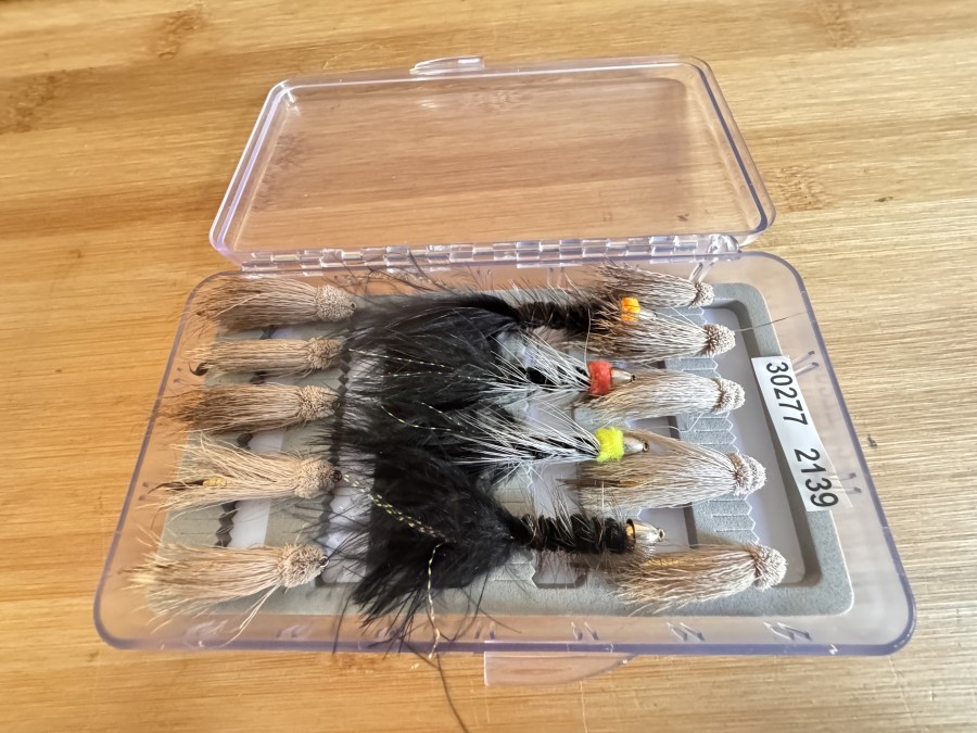 Streamersortiment, 10 Muddler, Grösse 4 und 4 Wooly Bugger, in Kunststoff Fliegenbox, gute Qualität
