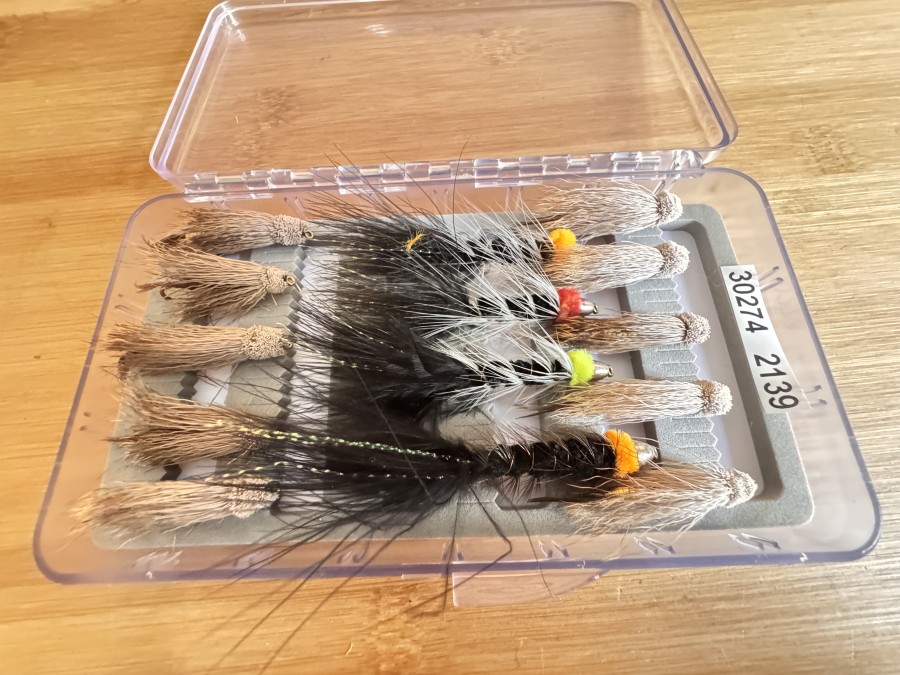 Streamersortiment, 10 Muddler, Grösse 4 und 4 Wooly Bugger, in Kunststoff Fliegenbox, gute Qualität