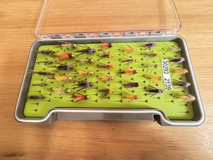 Tungstennymphen Sortiment, 35 Stück, Grösse 6 bis 16, Gummibeine, in Kunststoff Fliegenbox, sehr gute Qualität