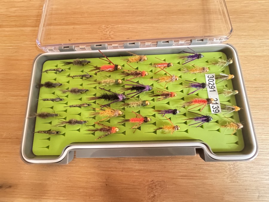 Tungstennymphen Sortiment, 35 Stück, Grösse 6 bis 16, Gummibeine, in Kunststoff Fliegenbox, sehr gute Qualität