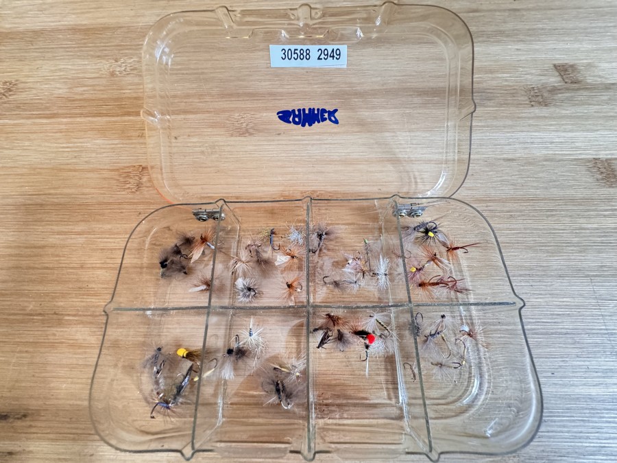Kunststoff Fliegenbox, Sammer, Grösse 145x85x25mm, 8 Fächer, 80 Trockenfliegen, Grösse 12 bis 20, für Äsche und Forelle