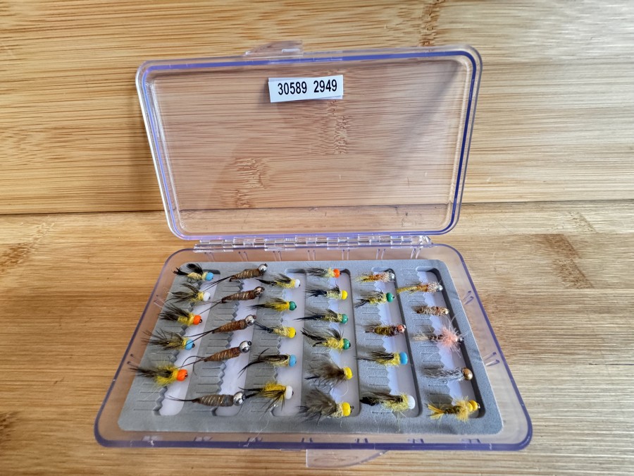 Kunststoff Fliegenbox, geschlitzte Foameinlage, Grösse 155x85x17mm, 30 Nymphen, Grösse 8 bis 14, für Äsche und Forelle