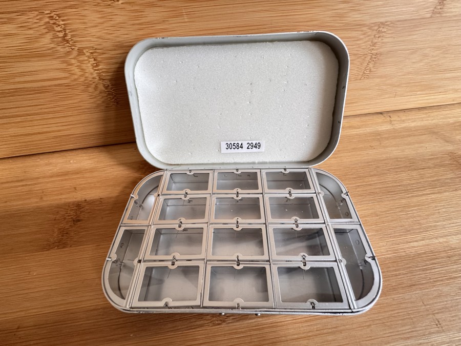 Alu Fliegenbox, Richard Wheatley, Silmalloy, Grösse 155x90x25mm, 16 Springdeckelfächer, Foam, leichte Gebrauchsspuren