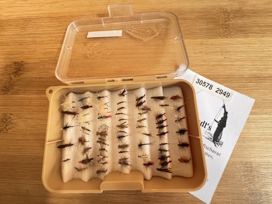 Kunststoff Fliegenbox, Grösse 110x75x25mm, Foameinlage, mit 69 Trockenfliegen, Grösse 16 bis 20, gute Qualität