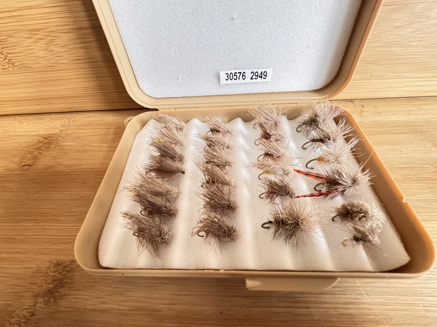 Kunststoff Fliegenbox, Grösse 145x 100x30mm, Foameinlage, mit 25 Rehhaarfliegen, Grösse 8 bis 12, gute Qualität