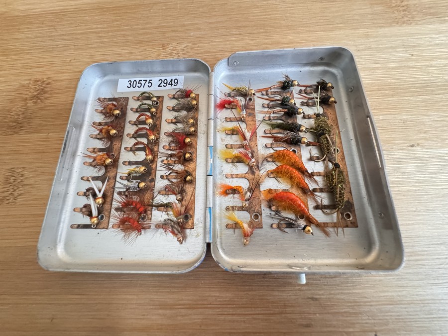 Alu Fliegenbox, Perine, Grösse 95x65x20mm, mit Halteclips, 43 Tungsten Nymphen, Grösse 8 bis 14, gute Qualität