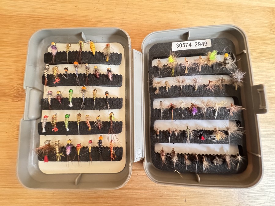 Kunststoff Fliegenbox, Grösse 140x90x25mm, beidseitig geschlitzte Foameinlage, mit 67 Tungsten Nymphen und Trockenfliegen, Grösse 12 bis 20, gute Qualität