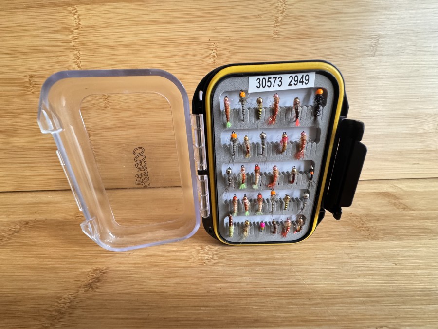 Doppeldecker Fliegenbox, Grösse 130x90x40mm, beidseitig geschlitzte Foameinlage, mit 58 Tungsten-Nymphen und Trockenfliegen, sehr gute Qualität