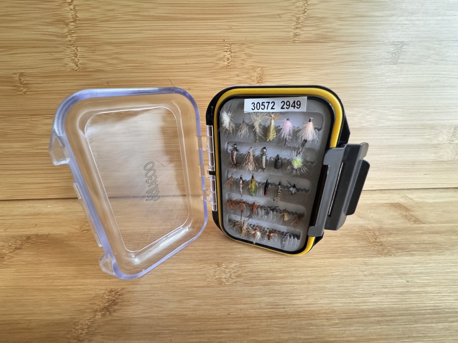 Doppeldecker Fliegenbox, Grösse 130x90x40mm, beidseitig geschlitzte Foameinlage, mit 53 Nymphen und Trockenfliegen, sehr gute Qualität