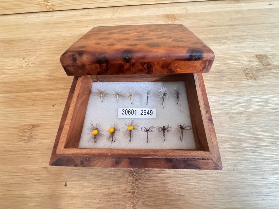 Fliegenbox, Wurzelholz, Grösse 120x90x40mm, 12 hervorragende Trockenfliegen von Erhard Loidl, 1992, super Qualität