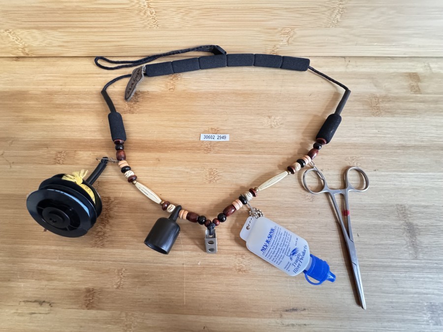 Fliegenfischer Halsband, May Fly, Vorfachmaterial, Nev-R-Sink, Löseschere, Gebrauchsspuren
