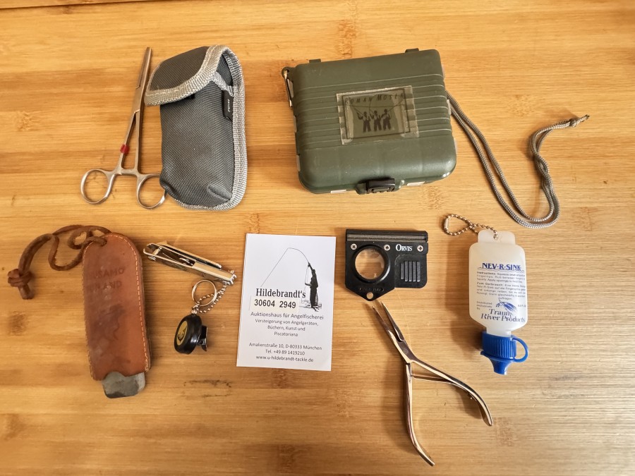 Fliegenfischer Kleinteile, Roman Moser Fliegenbox, Multibesteck TCM, Gabel, Messer, Löffel, Korkenzieher, Löseschere, Schleifstein, Nagelclip, Zange, Nev-R-Sink, in guten Zustand