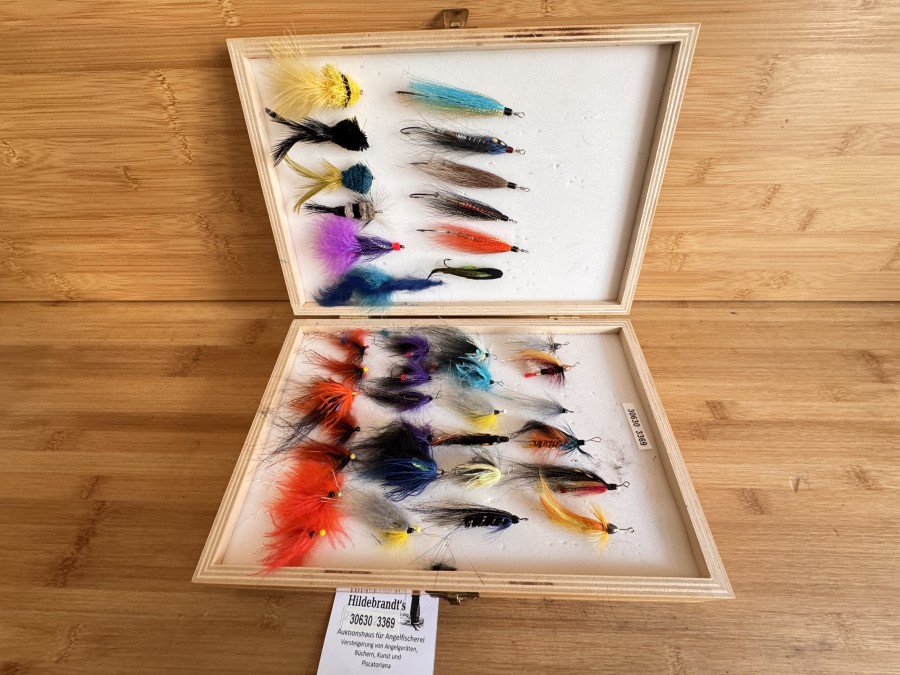 Doppeldecker Fliegenbox, Holz. 300x200x65mm, Foameinlage, 30 Tubenfliegen, 90 Lachsfliegen auf Einzel- und Doppelhaken, gute Qualität