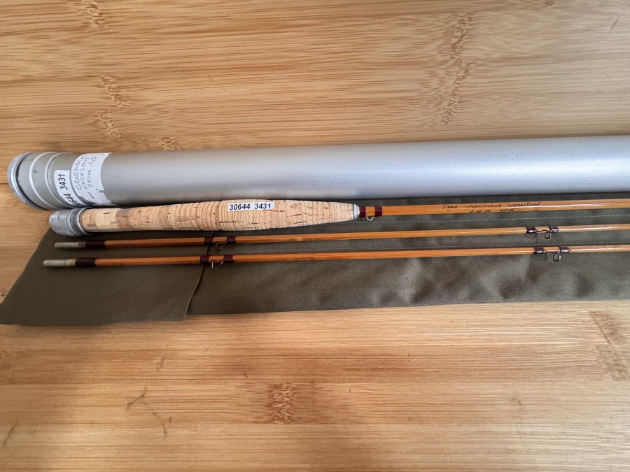 Gespliesste Fliegenrute, brunner - austria, Type Grasmück Excelent, 1273, 2tlg., 2,10m - 105 ah, #4-5, Reservespitze, Futteral und Alu Transportrohr, (nicht Original), kleiner Lackschaden am Leitring, beide Spitzen gerade, Gebrauchsspuren